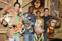 David Schwimmer - Melman, 
Chris Rock - Marty, 
Jada Pinkett Smith - Gloria, 
Ben Stiller - Alex