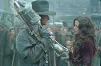 Van Helsing (Hugh Jackman) joins with Anna Valerious (Kate Beckinsale) to destroy Count Dracula